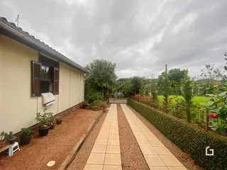Fachada de uma casa em Lajeado, Brasil com jardim e calçada.