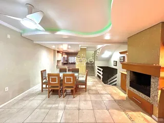 Sala de estar com piso de cerâmica e móveis de madeira.