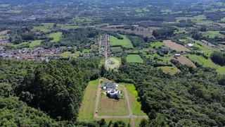 Vista aérea de uma propriedade com área verde circundante em Lajeado.