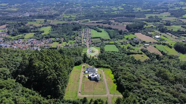 Vista aérea de uma propriedade com área verde circundante em Lajeado.