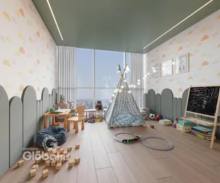 Ambiente interno de uma sala com decoração de tenda e piso de madeira clara.