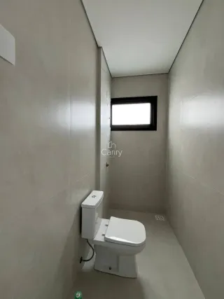 Um corredor simples com um vaso sanitário branco.