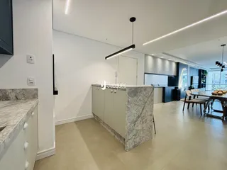 Ambiente moderno de uma casa em Lajeado, Brasil, mostrando a cozinha e a sala de jantar.