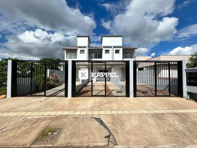 Fachada de uma residência moderna com portão de ferro preto em Lajeado.