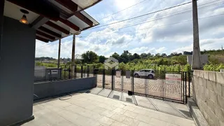 Vista externa de uma área pavimentada com grade de proteção em Lajeado.