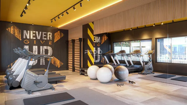 Interior de uma academia moderna com equipamentos de ginástica.