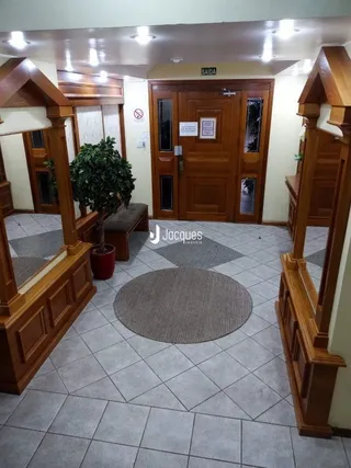 Sala de estar com piso de cerâmica e detalhes em madeira.