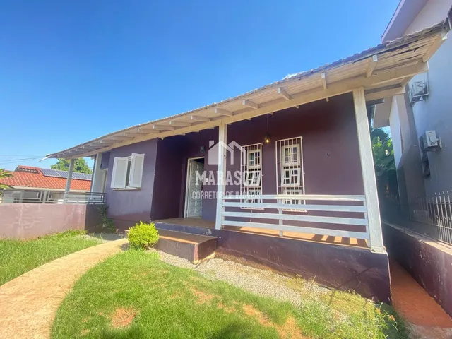 Fachada de uma casa em Lajeado, Brasil, com varanda e jardim.