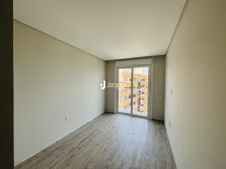Vista interna de um corredor com piso de madeira clara em um imóvel no Brasil.