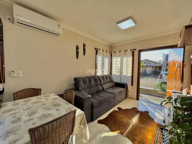 Sala de estar com sofá e mesa de jantar em um imóvel no Brasil.