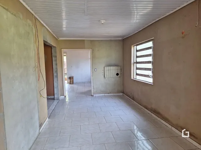 Hall de entrada com piso de cerâmica e paredes claras.