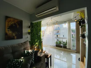Sala de estar com sofá e vista para o exterior.