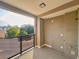 Vista de um ambiente interno com acesso a uma varanda.