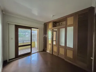 A sala de estar mostra uma porta de madeira que dá acesso a uma área externa.