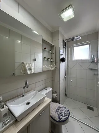 Foto de um banheiro moderno com revestimento cerâmico branco.
