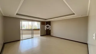 Vista interna de um ambiente com piso de madeira clara.