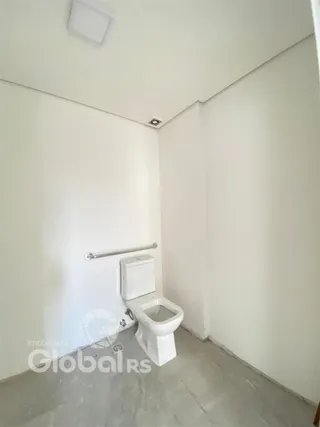 Foto de um banheiro interno com vaso sanitário em uma propriedade.