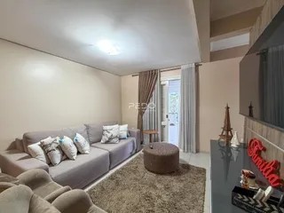 Sala de estar com sofá e decoração de ambiente.