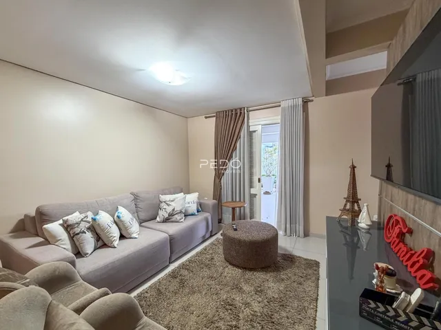 Sala de estar com sofá e decoração de ambiente.