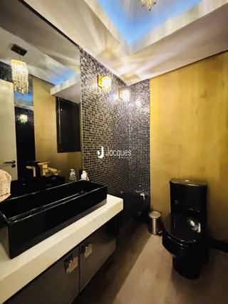 Foto de um banheiro moderno com revestimento de azulejos e bancada preta.