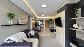 Sala de estar com sofá e decoração moderna.