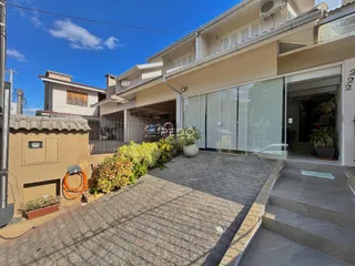 Fachada de uma residência em Lajeado, Brasil, com um pátio pavimentado.