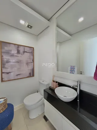 Banheiro moderno com pia e vaso sanitário em um imóvel.