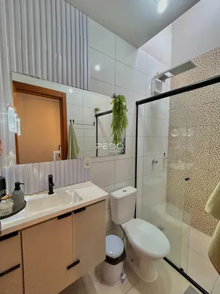 Foto de um banheiro moderno com box de vidro e revestimento cerâmico.
