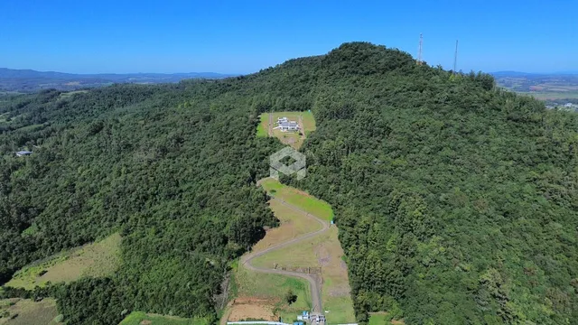 Vista aérea de uma propriedade cercada por densa vegetação na região de Lajeado.
