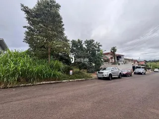 Vista da propriedade e da rua em Lajeado, Brasil, com vegetação densa ao fundo.