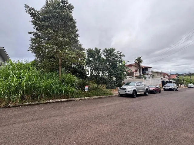 Vista da propriedade e da rua em Lajeado, Brasil, com vegetação densa ao fundo.