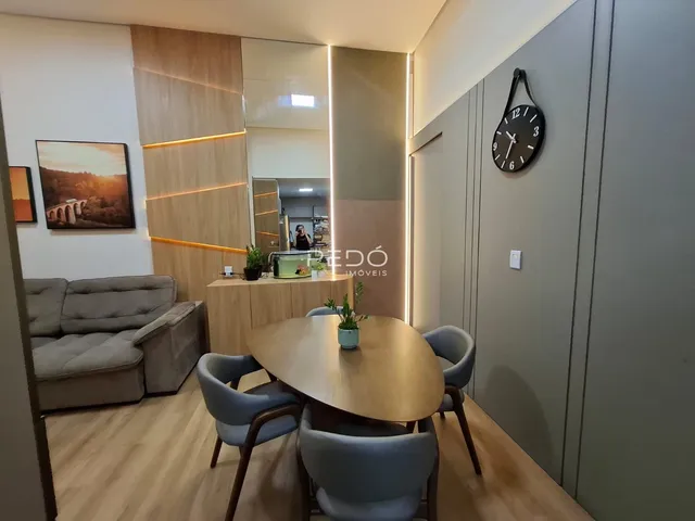 Sala de estar e jantar moderna com piso de madeira e móveis de design.