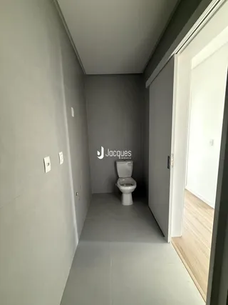 Corredor interno de um imóvel em Lajeado, Brasil.