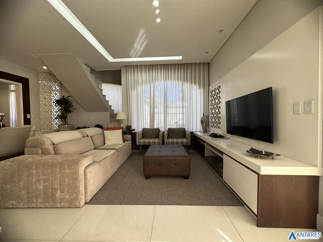 Casa com 5 dormitórios, foto 1