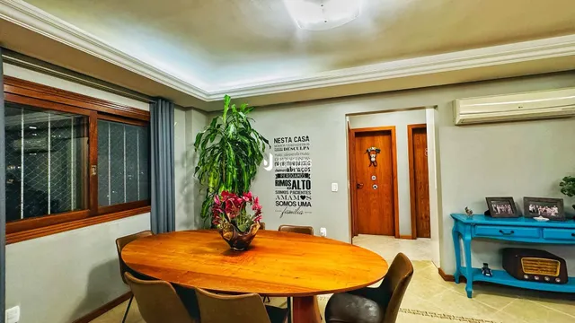 Uma mesa de madeira está visível no interior da sala.