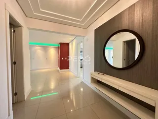 Hall de entrada moderno com piso de porcelanato claro.