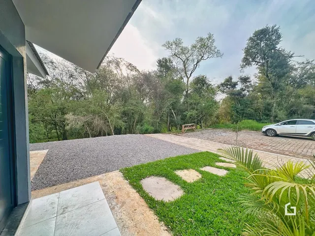 Vista externa do terreno com gramado e área de estacionamento em Lajeado.