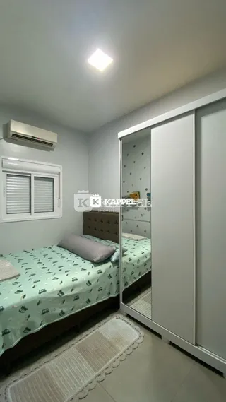 Foto de um quarto com cama e um armário de espelho.
