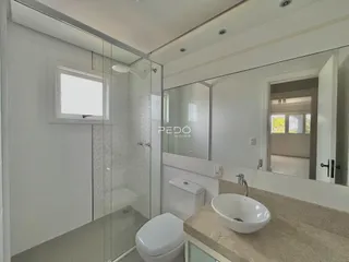 Banheiro com box de vidro e pia de apoio