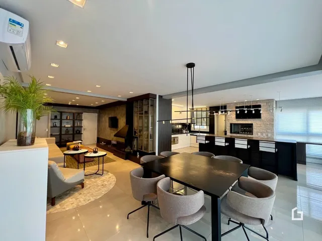 Sala de estar e jantar de um apartamento moderno com cozinha integrada.