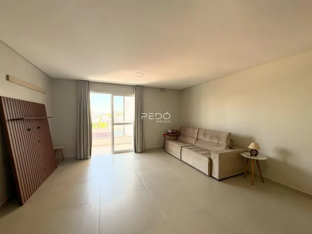 Sala de estar com piso de cerâmica clara e porta de vidro.