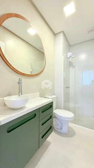 Foto de um banheiro moderno com bancada e box de vidro.