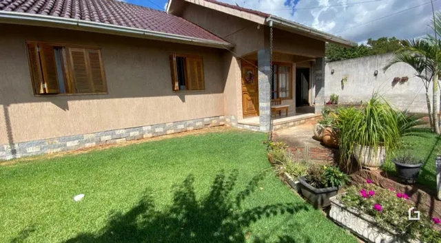 Fachada de uma casa em Lajeado, Brasil, com jardim gramado na frente.