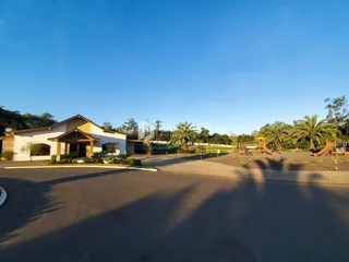 Fachada de uma residência em Lajeado, Brasil, com área externa pavimentada.