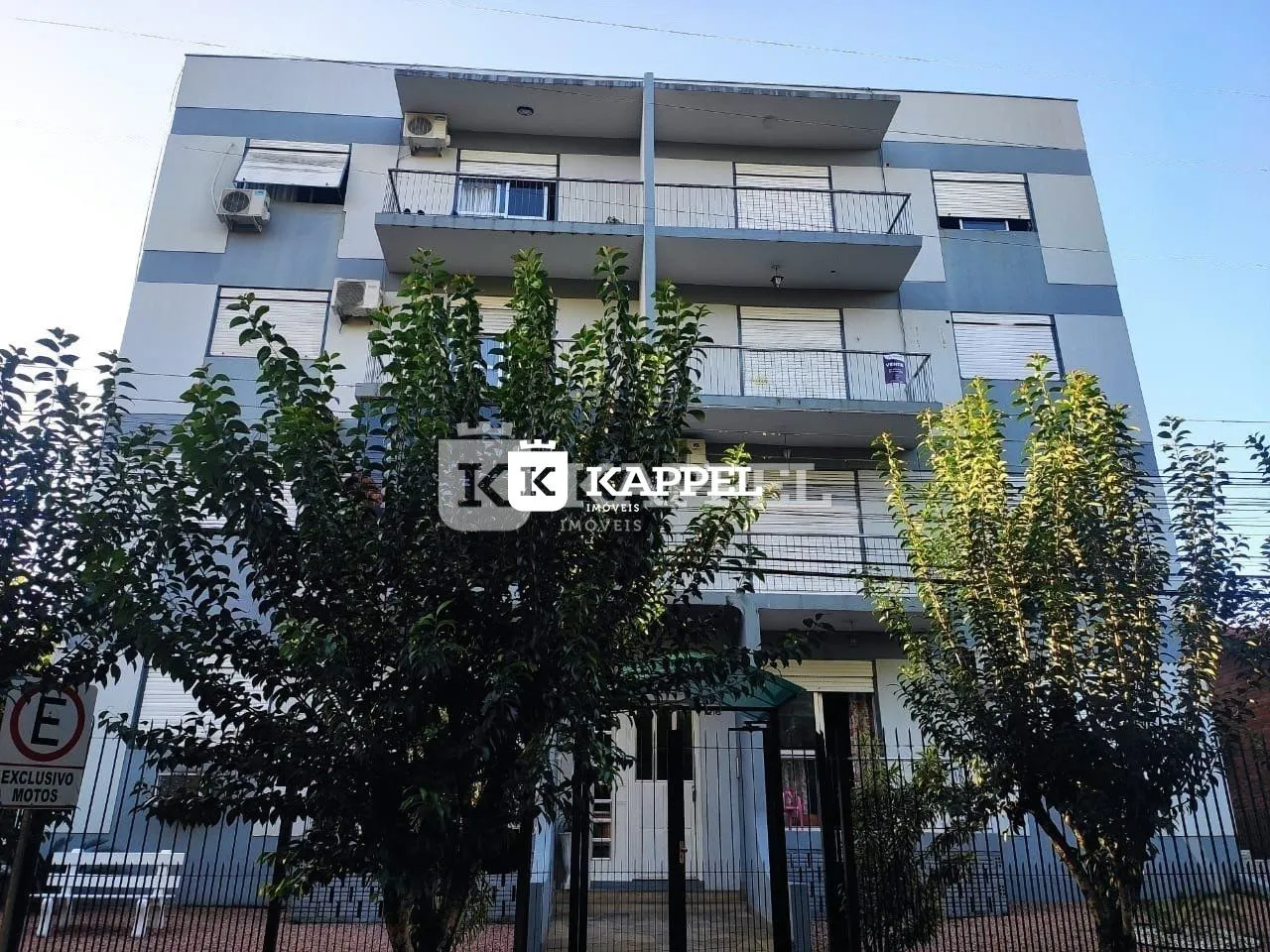 Fachada de um prédio residencial em Lajeado, Brasil, com varandas e grades de proteção.