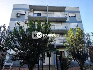 Fachada de um prédio residencial em Lajeado, Brasil, com varandas e grades de proteção.
