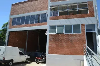Fachada de um imóvel em Lajeado, Brasil, com alvenaria de tijolos vermelhos.