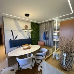 Foto de uma sala de jantar com mesa e cadeiras.