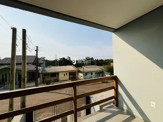 Vista da propriedade em Lajeado, Brasil, mostrando uma cerca e casas ao fundo.