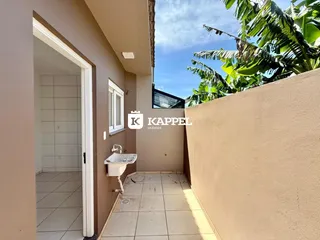 Hall de entrada com pia de banheiro em um imóvel em Lajeado.